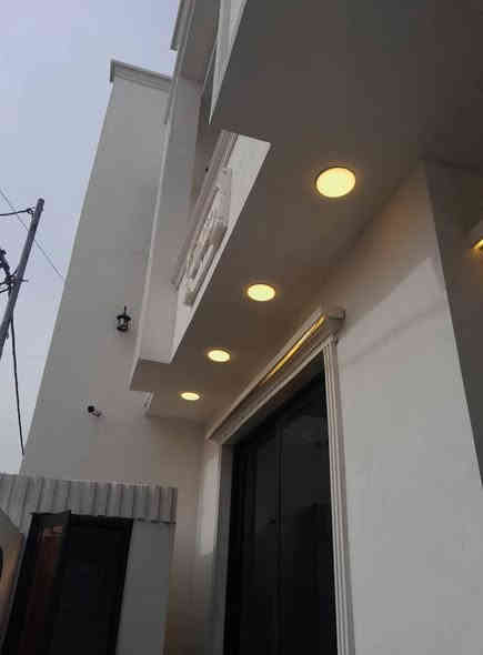 السلام عليكم بيت للبيع  فقط ١٥٠م  مع ارض ١٠٠متر  فارغه بدون بناء نفس العقار الشعله الرواد طابو صرف  يباع كاملا او البيت بسعر والارض بسعر للعلم البيت طابقين كامل حديث بناء٢٠٢٥ مابيه اي نقص يتكون من ٦غرف نوم واستقبال طول ٧م ومطبخ ٥م وحوالي ٥×٦ و٣ مجاميع صحيه البيت كله ديكورات علما المنطقه كامله الخدمات فقط التبليط الاستفسار الاتصال على الأرقام الموجوده ***********او ***********ا او على الاواتساب او على الخاص والله خير الرازقين
