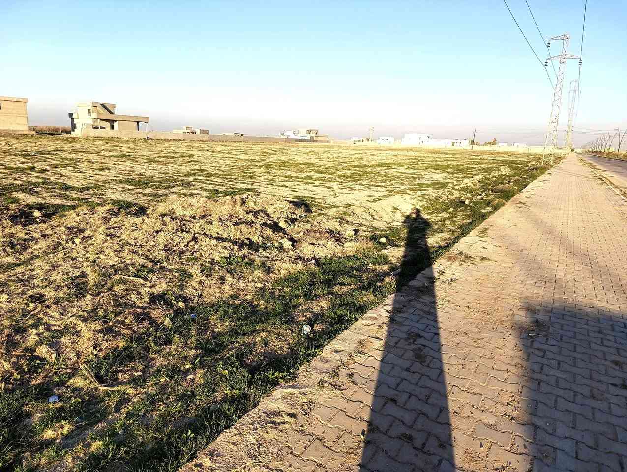 السلام عليكم ثلث دوانم عالشارع العام الحولي مال المستشفى التركي الواجه 71عمق 107 سعر الدونم 75 وبيه مجال للاستفسار الاتصال بالرقم ***********
