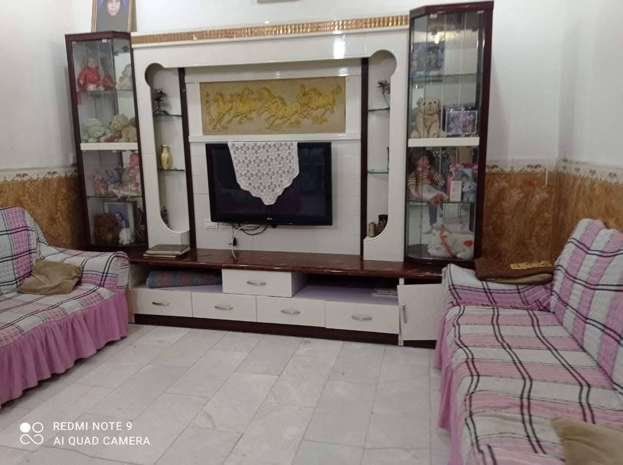 السلام عليكم ورحمه الله وبركاته
دار سكن طابو صرف المساحه 250 متر 
يحتوي في الطابق الارضي صاله واستقبال وغرفة نوم ومطبخ ومجمع صحيات داخلي وخارجي 
والطابق الثاني يحتوي غلى غرفتين نوم وكلدور كبير ومجمع صحيات خارجي 
المكان شارع النجف بسايد الذهاب  الشارع المجاور من دائرة الغذائيه قرب اليهوديه الجديده ثاني بيت عن التبليط 
عرض الشارع الي مقابيل البيت 25 م 
السعر 250 
للاستفسار ***********
