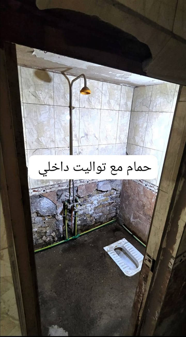 من رخصة صاحب الكروب
نصف بيت ٣٧ متر للبيع السعر ٣٠ مليون بي مجال بسيط
البيت مساحته الكلية ٧٥ متر وحالياً تسكن فيه عائلتي 
يحتوي على حوش وتواليت خارجي وحمام وتواليت مشترك داخلي وغرفتين مطبخ بيتونه وسطحين 
البيت يحتاج إلى ترميم 
المكان الظباط منطقة ٢٤ أسواق خنجر خلف الملعب 
الرقم *********** ابو عبدالله
