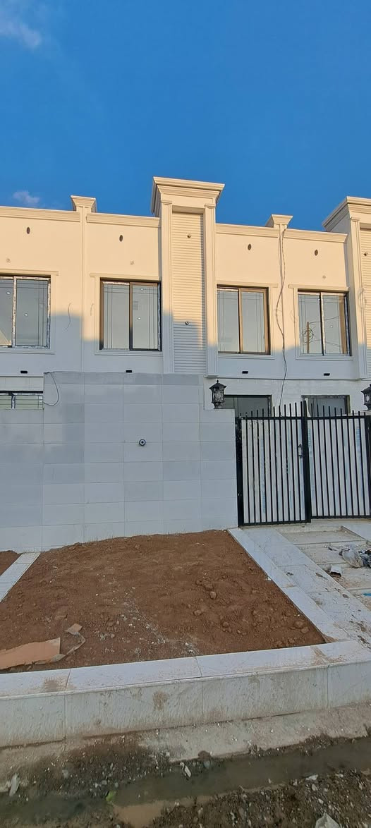 خانوبۆفرۆشتن منزل للبیع لە هشتی حەسارۆك  خانوکەرووبەری100مترمربع دووقات بیتونە جادەی15ی فول مواسفات/3ژوری.نوستن متبخ حاروبارد هوڵ گراج حدیقەی خاریج ئەوی بۆکری بی کرێت 350هه زاردەکات ➤ونرخ 5دفتەرو95ورقە معاملە /مساحەبیت100م مربع شارع 15متری /غرف نوم 3مطبخ حاروبارد هوڵ گراج حدیقە خاریخ سعر5دفاترو95ورقە معاملە/*********** واتساپ *********** أربيل, العراق
