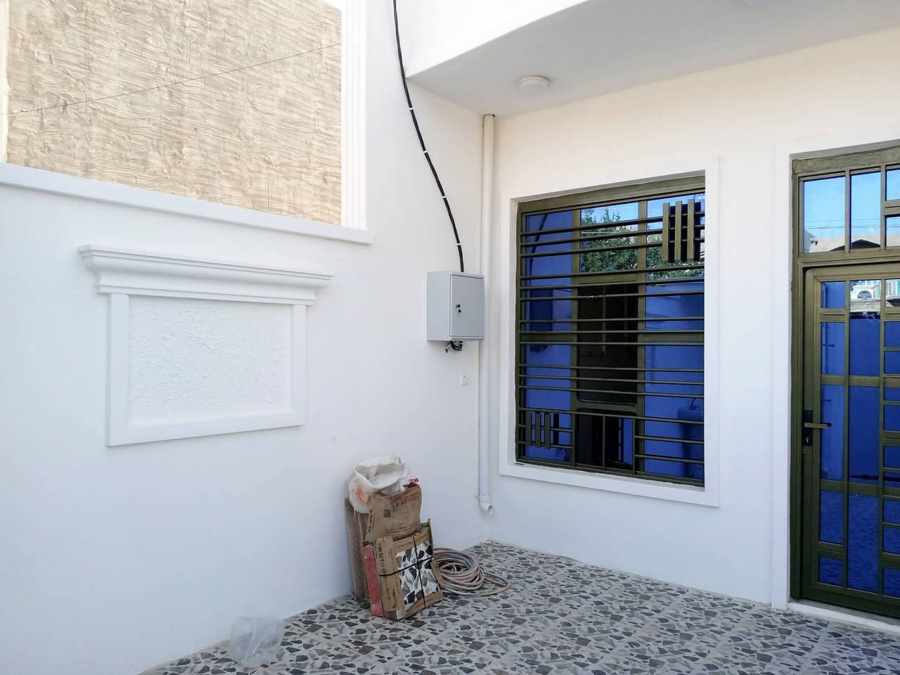 بيت قيد الانشاء نفس اللي بالصوره بالضبط 150 متر الواجهه 5 والنزال 30 غرفتين نوم وصاله ومطبخ واستقبال وكراج للسياره وصحيات خارج وداخل شهر تستلم مفتاح ان شاء الله الموقع تكريت القادسيه شارع ابو عقرب مقابيل جامع اقرأء بالضبط مكان جدأ راقي الفرع 20 متر السعر مناسب الشراي يتصل ***********
