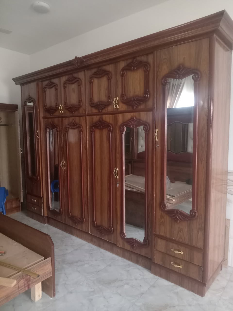 غرفة جديد طك مستخدمه شي قليل شقل درجة أوله الاستفسار علا هاذه الرقم *********** العنوان الرمانه البعبيد اسعر مليون و٣٠٠
