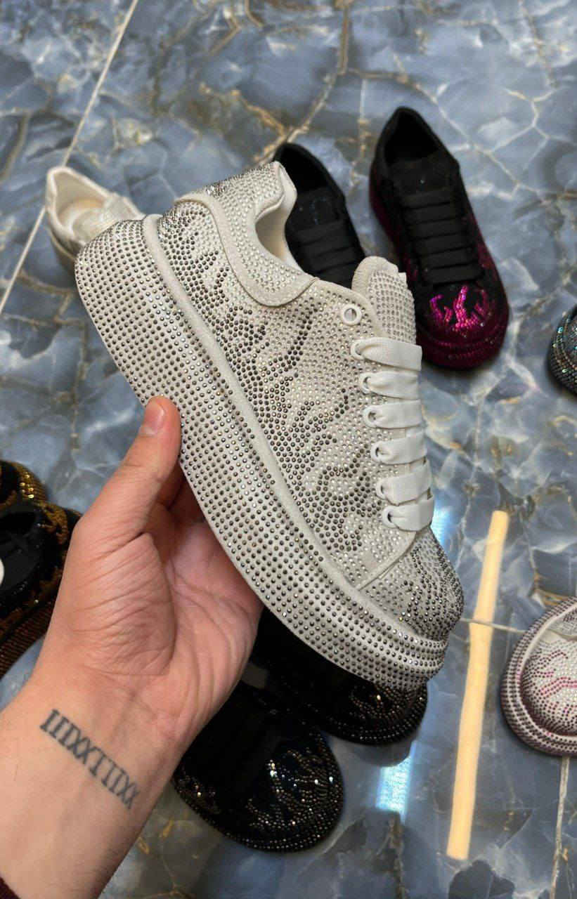 حذاء سبور نسائي وجه عالي رباط مرصع بالألماس لونين على شكل شعلة محيطة بالحذاء بشكل جميل وأنيق قمة في الروعة والأناقة والتميز أرضية مرتفعة قليلاً خفيفة الوزن مريحة متوفر بعدة ألوان حسب الطلب جودة عالية صناعة تركية للبيع بالجملة 
#nayashoesmoda_diamond_sneakers#


**إذا كنت صاحب هذا الإعلان وتريد حذفه لأي سبب، رجاءا أرسل رسالة إلى الدعم الفني**