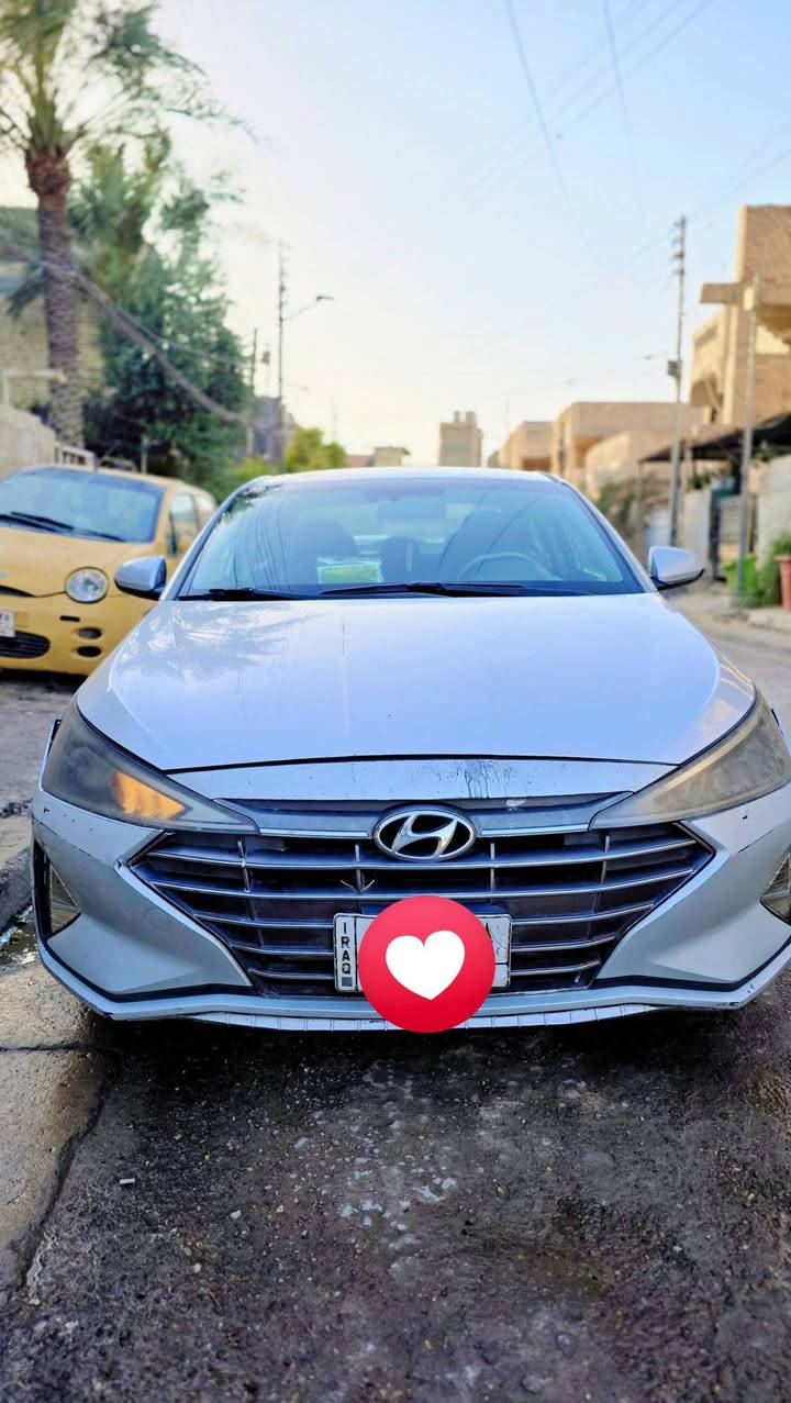 السلام وعليكم
النترا موديل 2019 امريكي 
ماشية 172الف
رقم بغداد بسمي 
بيها اربع قطع صبغ 
شاشة 
رادار 
كامرا 
حساسات بل مري 
تبريد ثلج 
لاستفسار اكثر اتصل على رقم 
موجود وتساب 
 ***********
