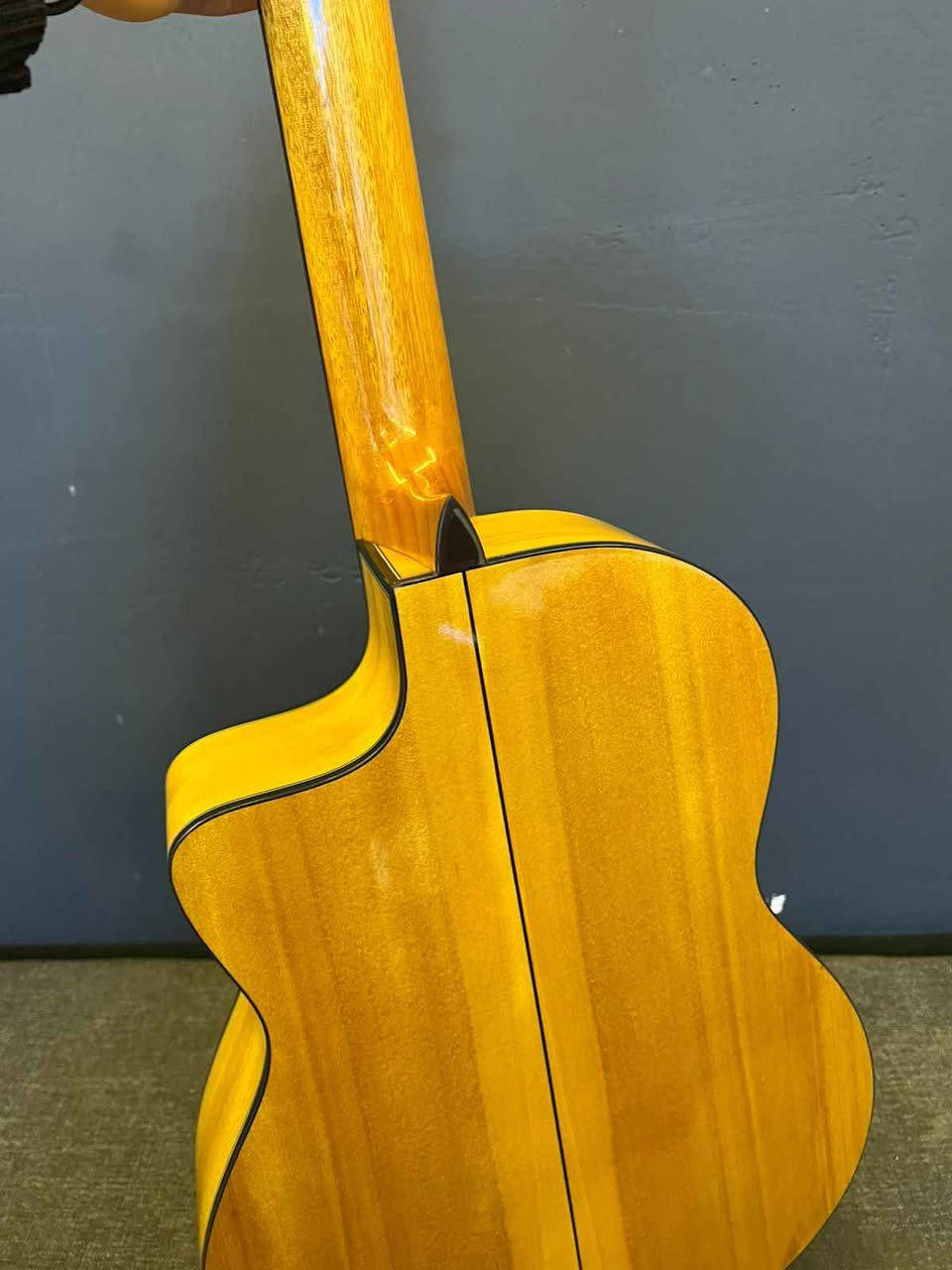 جيتار من شركة MZ نوع g90 , احترافي مع ايكولايزر وبيك و حقيبة ، الجهاز جدا نظيف فقط وتر واحد بي مقطوع ، السعر 180 وبي مجال المحمودية, بابل


**إذا كنت صاحب هذا الإعلان وتريد حذفه لأي سبب، رجاءا أرسل رسالة إلى الدعم الفني**