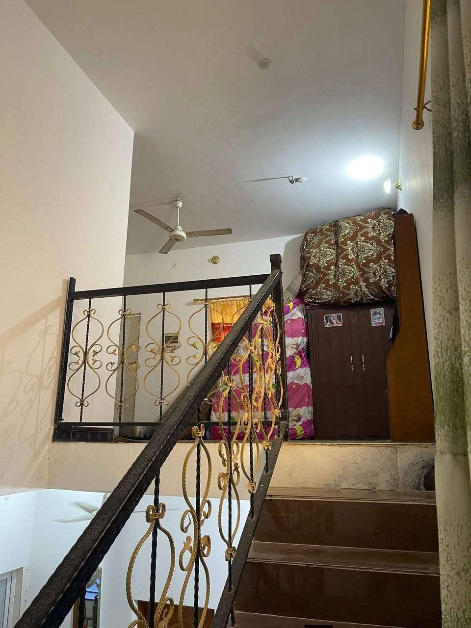 دار للبيع المساحه 114 متر الواجهه 8 متر البناء طابق ونص بناء ونص بس الستاره فرمستون كونكريت مسلح السطح شتايكر الأرضية مرمر يتكون من غرف عدد 2 وصاله عدد 2 ومطبخ وستقبال ومنور وصحيات وطارمه العنوان حي اور خلف مطعم أيوب للأستفسار الاتصال على الرقم *********** ناصرية, ذي قار
