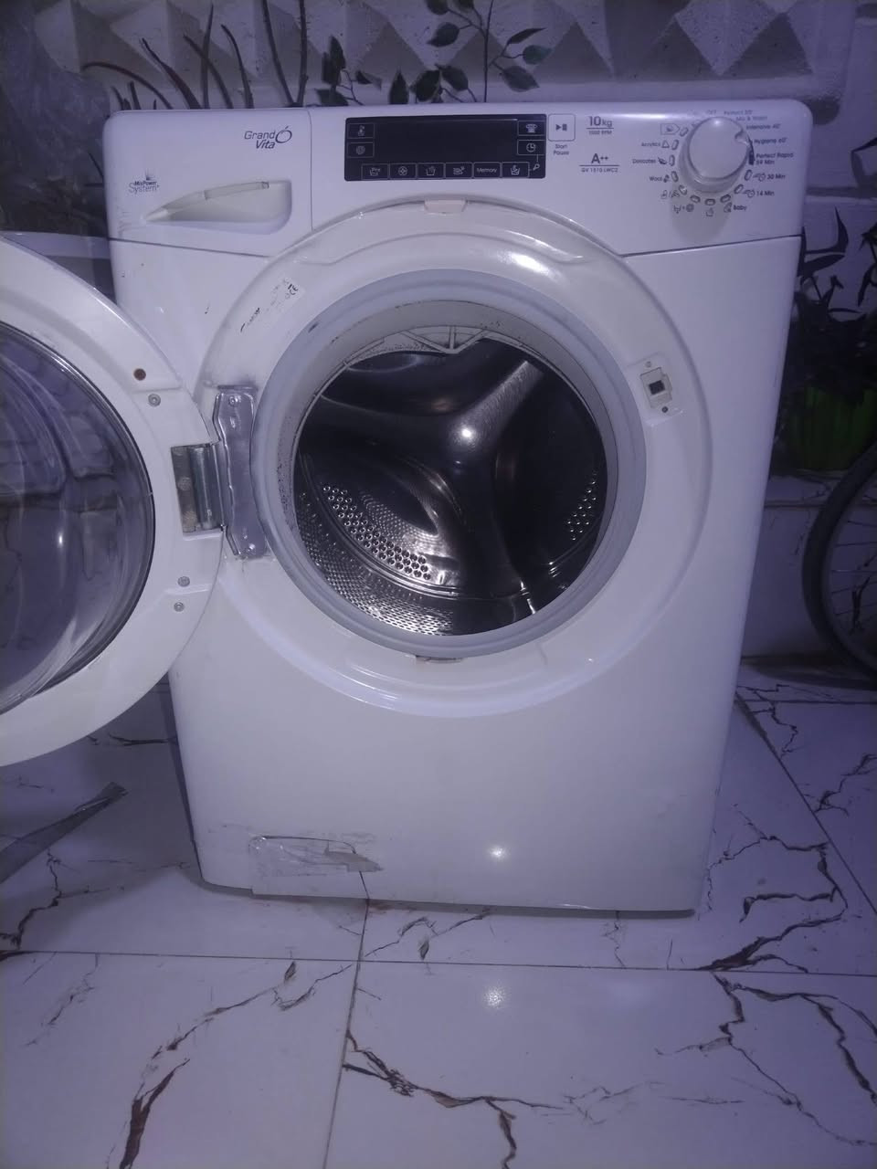 للبيع الثلاجه 200 والغساله 150 اخو. الحديد وبي مجال‏‪***********‬‏
