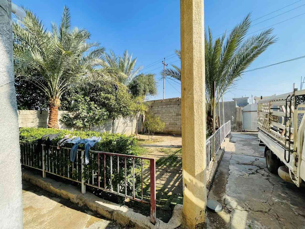 بسم الله الرحمن الرحيم 
دار سكن طابو زراعي 300م طابقين 
على الشارع الصيني 
مجاور مدرسه المبادئ
يحتوي على ( 4 غرف نوم ) 
استقبال+هول+ صاله +كلي دور 
صحيات داخلية + خارجية - بناء ابلوك الطابق الاول وعكاده درجه اولى + صب الطابق الثاني 
ماء - كهرباء 
للاستفسار والاتصال  
***********
***********
#مكتب_انوارالمنتظر_للعقار 
واسط - الزبيدية - شارع الكراج عمارة سيد هاشم سيد تركي
