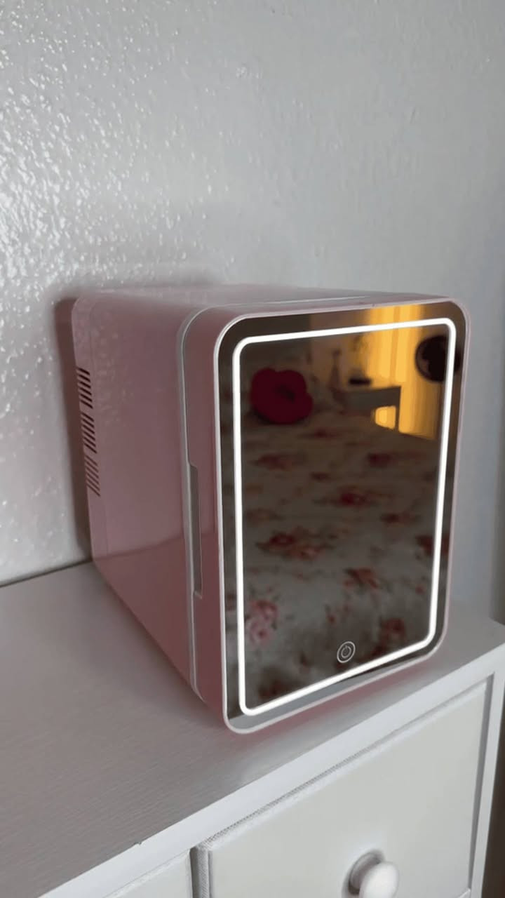 ثلاجة مكياج كهربائية محمولة 4 و5 لتر – نظام تبريد وتسخين مزدوج 12V

الاستخدامات:

حفظ مستحضرات التجميل مثل الكريمات، السيرومات، ماسكات الوجه وأدوات العناية بالبشرة.

تبريد المشروبات الصغيرة أثناء السفر أو في المكتب.

حفظ الأدوية الحساسة للحرارة.

مناسبة للاستخدام داخل السيارة عبر منفذ 12V.

مثالية لغرف النوم، صالونات التجميل، الرحلات والمكاتب.

المميزات:

متوفرة بسعتين: 4 لتر (لون ابيض) و 5 لتر (لون وردي).

نظام مزدوج تبريد وتسخين (Hot & Cold Thermoelectric System).

تعمل على DC 12V (منفذ ولاعة السيارة).

مفتاح تحكم بثلاث وضعيات: HOT  OFF  COLD.

مؤشر ضوئي:

- أخضر للتبريد.
- أحمر للتسخين.

تقنية تبريد حراري بدون كمبروسر (ضوضاء منخفضة واستهلاك طاقة أقل).

رف داخلي قابل للإزالة لتنظيم المساحة.

باب بإغلاق محكم للحفاظ على درجة الحرارة.

تصميم خفيف الوزن مع مقبض علوي لسهولة الحمل.

طول سلك التشغيل: 160 سم.

محتويات الصندوق:

ثلاجة مكياج (حسب السعة المختارة 4L أو 5L).

سلك تشغيل سيارة 12V.

دليل استخدام.

الملاحظات:

غير مخصصة لتجميد المواد (ليست فريزر).

يجب تشغيل السيارة أثناء الاستخدام لتوفير الكهرباء.

يفضل إيقاف الجهاز قبل التحويل من وضع التبريد إلى التسخين والعكس.

تحفظ بعيداً عن الماء والرطوبة.

قياس الكارتون

الطول: 28 سم

العرض: 22 سم

الارتفاع: 30 سم 

سعر 37 الف مع توصيل لكافه المحافظات


**إذا كنت صاحب هذا الإعلان وتريد حذفه لأي سبب، رجاءا أرسل رسالة إلى الدعم الفني**