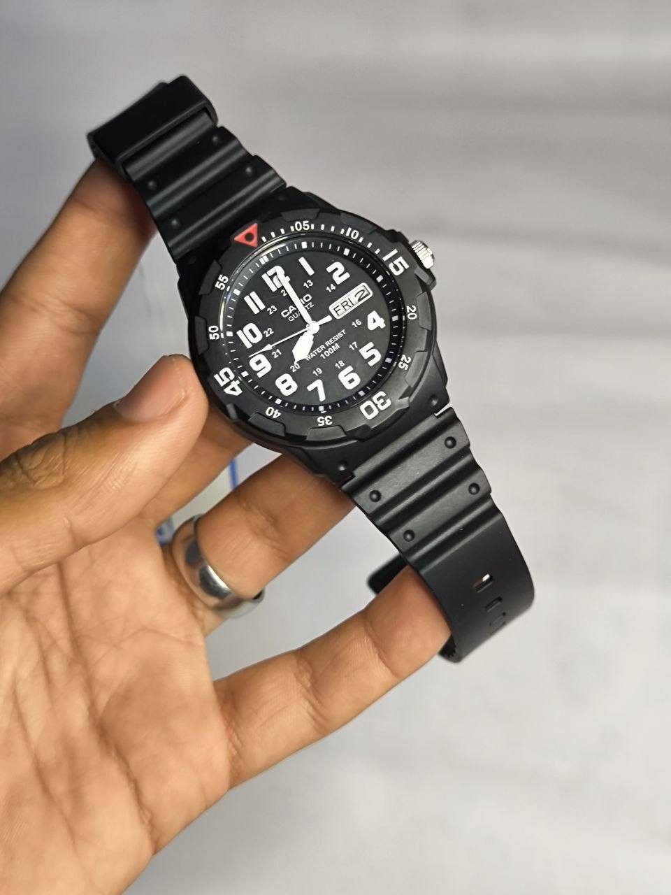 كاسيو CASIO اصلي ضمان دولي
تحفة فنية
لمحبي الساعات العمليه المتينة
مكينة كوارتز ياباني 
ميناء اسود فخمة مزودة بمنفذ تاريخ شهري واسبوعي 
فول لامينوس اميال وارقام 
زجاج معدني ضد الخدس 
مقاومة ماء 100 متر 
مقاومة لضروف العمل 
سير ربل طبي ضد البكتيريا وتجمع الاوساخ 
علية ضمان دولي لمدة سنة 

⚠️ملاحظة متوفر قطعة واحدة فقط 

السعر :- 60 الف ع اول تم 
السعر غير قابل للتفاوض 
للحجز والاستفسار يرجى مراسلة الصفحة


**إذا كنت صاحب هذا الإعلان وتريد حذفه لأي سبب، رجاءا أرسل رسالة إلى الدعم الفني**