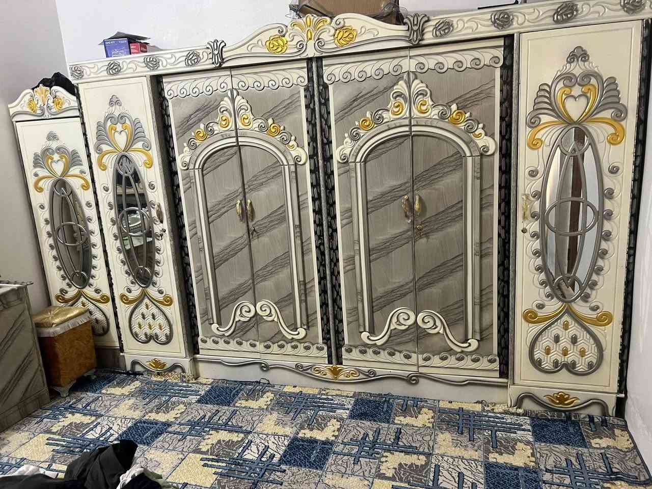 السلام عليكم
غرفة كاملة جرباية وميز مراية وكنتور جدد كلش نظيفات بس ميز المراية بي خسفة وسويناه خسفة كلش ضعيفة  سعر 700 وبية مجال 
رقم: *********** واتساب بي
