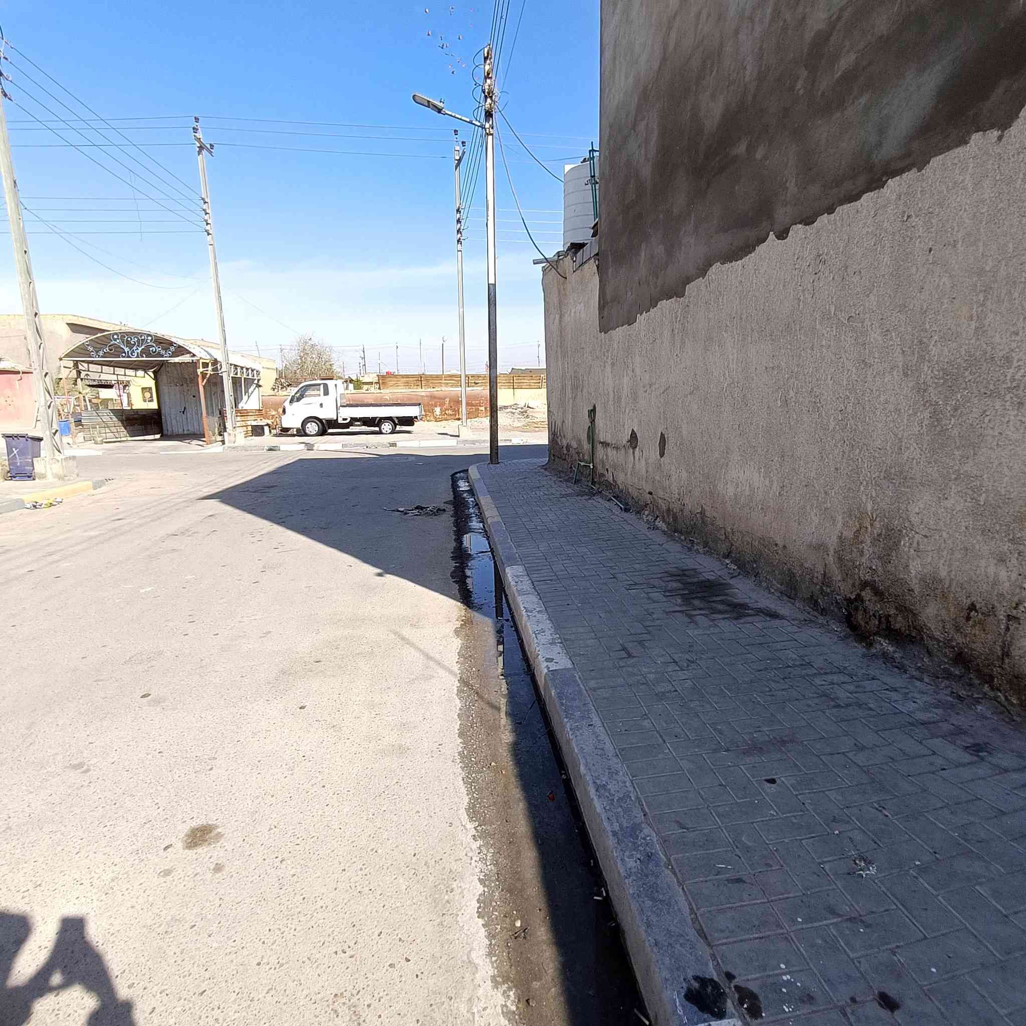 سلام عليكم بيت بل بصره دور الشرطه البيت مساحته 200 الواجها 10 طول البيت 20 كونكريت البيت كله كاشي رقمي ***********
