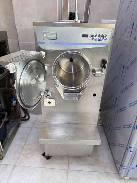 #معرض #الايطالي
إنتاجيه Ds فريكومات تيتان أيطاليا 🇮🇹
10. لتر 
مستخدم نضيف جداً 
محور سويچ سرعتين 
المكينه جاهزه من كلشي 
انتاج ناعم 
تبريد ماء 
3فيز 

السعر والتفاصيل مراسله الصفحة 
اؤ الأتصال هـ. ***********.   او.    *********** 
العنوان بصره آبي الخصيب حي العسكري 
#سيدحسين
