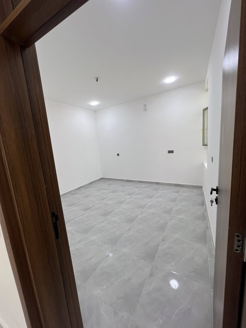 السلام وعليكم دار للبيع المساحة 100متر طابق ونص مفول يحتوي على صالة ومطبخ وحولي كبير وغرفتين نوم وحمام عدد 3 البيت نظام ديكورات جبسن بورد ونظام كامرات شغل درجئ اولى باسمي مباشر تنازل شركة الموقع الدورة البوعيثة مجمع السلطان الثالث رابع عن الشارع العام تفاصيل اكثر  للاستفسار (***********)
