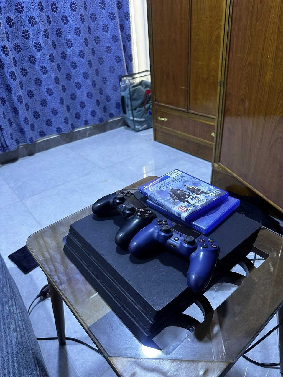 السلام عليكم 
بلي ستيشن4pro للبيع مع 2جوستكات 
العاب GTA5  god of war 4 5 والعاب تنزيل ذاكرة واحد تيرا البلي مع داتا شو عرض سبب البيع عدم الاستخدام مكاني بغداد الدورة السعر 350 بي مجال *********** واتساب
