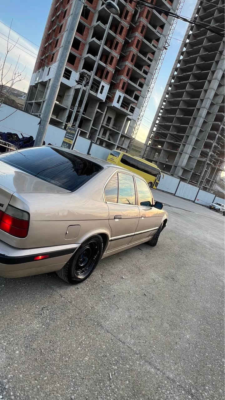 سڵاوی خوای گەورە لەهەموو لایەک. 
بی ئێم بۆ فرۆشتن مۆدێل (١٩٩١)  ٥٢٠ گێڕعادی مەرغوب بەنزین هەرناخوا بەشەری گێڕو مەکینە ئەکسل کامل هەموو گیانی بەشەرتی ١٠ وەستا 
سڵایت دوجام کارەبا شاشە کامێرە تاقمێ ویلی دوسایزی لەسەرە عادی نەرم کپ تونوتۆڵ بێدەعمو لێدراو گەرموو ساردی مەزبوتە کامل مەسرەفی کراوە ڕەقەم سلێمانی سەنەوی ساڵێکە بەسەر چووە  حیزام بۆیاخ نییە من بەحیزام ئەی فرۆشم سەقفی بۆیاخی نییە سعری (٤٧$) مامەڵەیەکی کەم گۆڕینەوە ناکەم تەنها فرۆشتن 
*********** السليمانية, العراق
