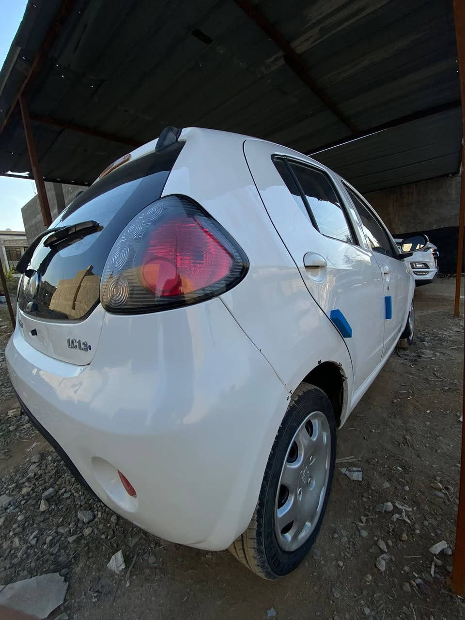 السلام عليكم بانده موديل١٣ رقم نكليزي كير محرك بحاله جيده تبريد تدفئ  سياره ضراره دوسات صبغ وباب السايق وجملغ اليسر عنوان.مصفه الدوره سعر ٥٠ وبيه مجال الهاتف ***********
