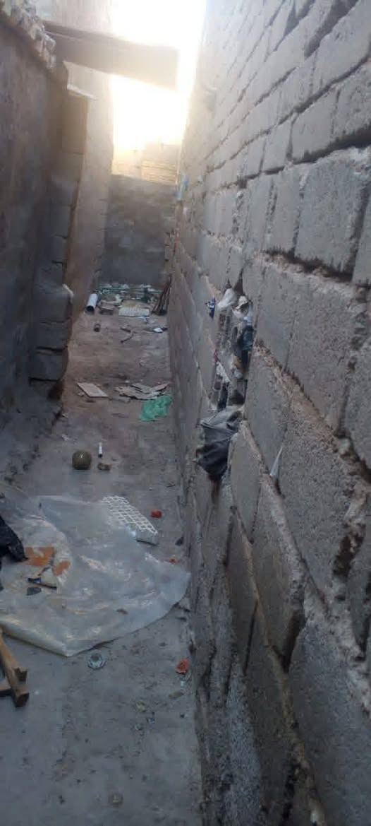 البيت اليجار  سعر اليجار 300 يحتوي علا غرفه وصله ومطبخ والصحيات مكان زبير محله شمال علا شارع للستفسار تصال ‏‪***********‬‏
