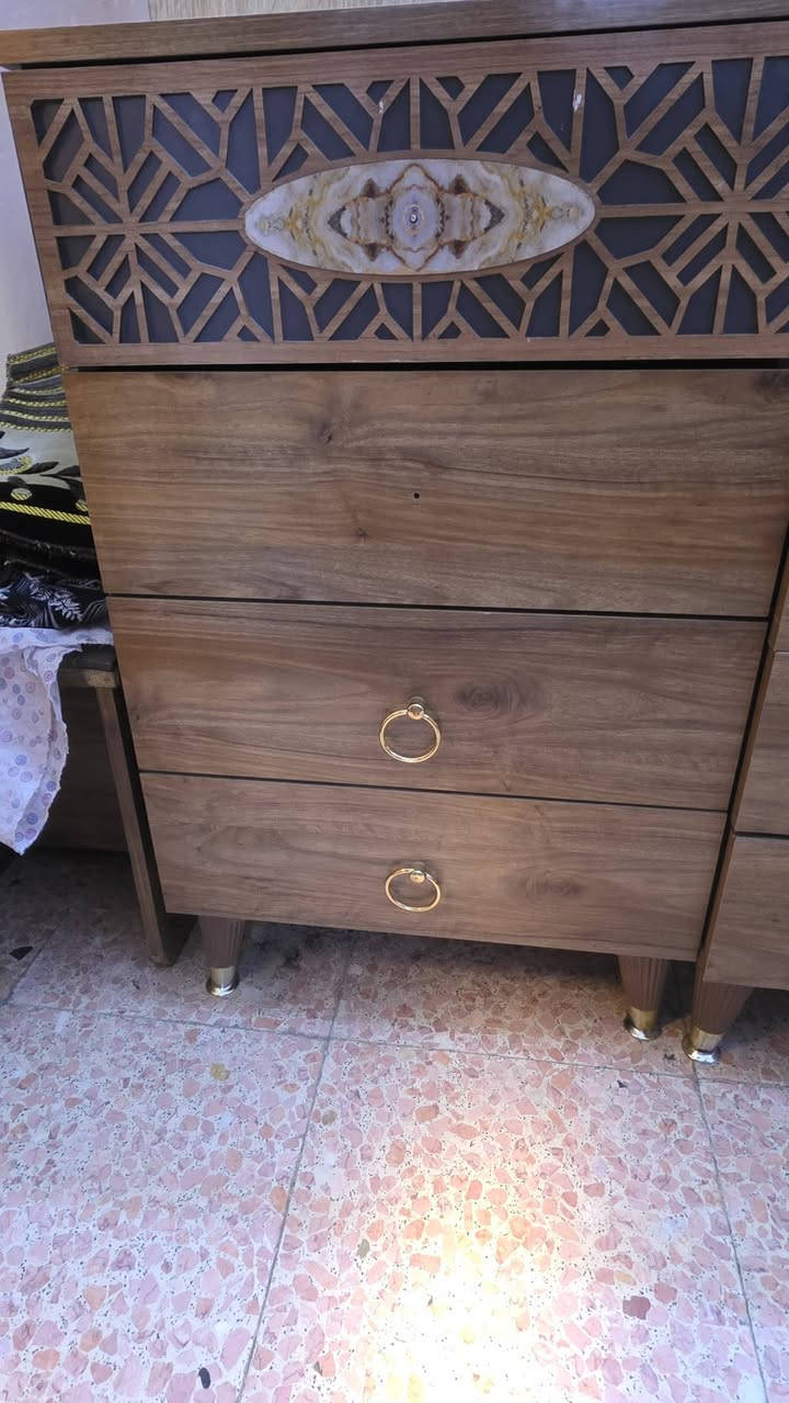 السلام عليكم البيع غرفة نوم تركي درجة أولى 9 قطعة للبيع مستخدم. بيها، ضرر بسيط. مثل ما موضح بالصورة، والسعر 550الف مكاني بغداد حي القاهره 🏠 ***********
