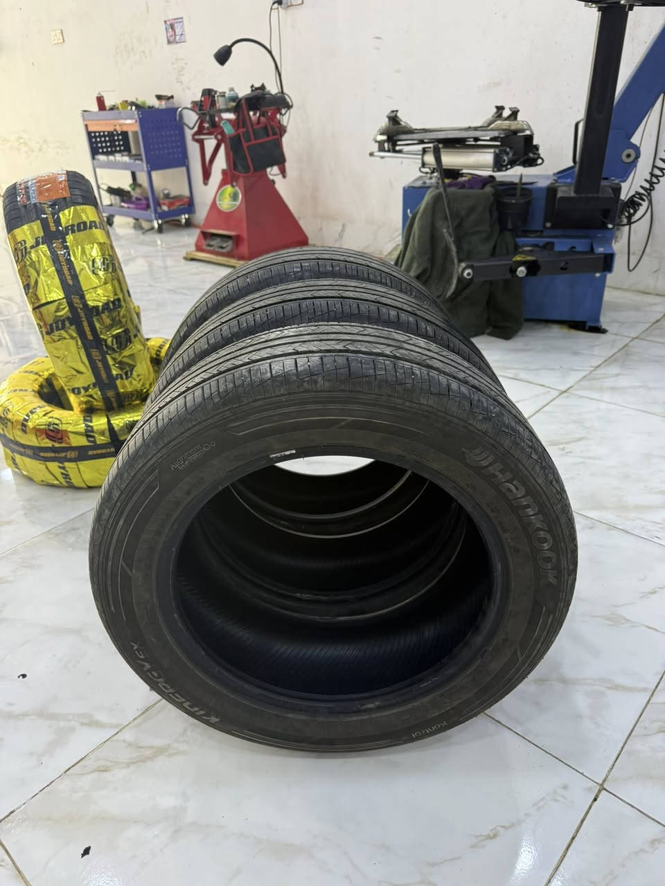 عندي ٣ تايرات بلدي كورلا هايبرد صيني ماركة hankook نظيفات حيل سياره ماشي ٦ الف كم طك عندي تك تاير بدلت ٤ طخم علمود نقشه و هذني دابيعها ابشرط لوك لوك مكاني كركوك سعر ١٢٥ الف بيه مجال ***********
