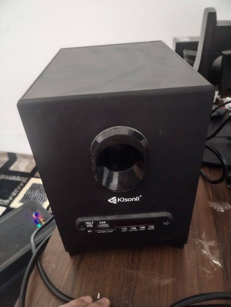 💻 للبيع: حاسبة كيمينك (Gaming PC) متكاملة بنظافة ممتازة
الحاسبة نظيفة جداً (مثل ما موضح بالصور نايلون الكيس بعدها عليه) وجاهزة للاستخدام المباشر، مناسبة جداً للألعاب (مثل ببجي، فورتنايت، قراند) وللتصميم والدراسة.
🔍 المواصفات التقنية:
المعالج (CPU): AMD Ryzen 5 2600 (ستة أنوية، أداء قوي جداً بالبرامج والألعاب).
كارت الشاشة (GPU): NVIDIA GeForce GTX 1050 Ti (ذاكرة 4GB GDDR5) - معروف بأدائه المستقر.
الذاكرة العشوائية (RAM): 8GB DDR4 بسرعة 2666 MT/s.
التخزين (Storage): هارد سعة 1.13TB (مساحة كبيرة جداً لكل ملفاتك وألعابك).
اللوحة الأم (Motherboard): Gigabyte B450M DS3H V2 (تدعم التحديث المستقبلي بسهولة).
النظام: وندوز 11 برو (Windows 11 Pro) أصلي ومحدث.
📦 الملحقات المجانية:
شاشة نوع DELL أصلية بدقة واضحة.
كيس (Case) احترافي يحتوي على 3 مروح RGB أمامية للتبريد والشكل المميز.
سبيكر (Subwoofer) ماركة Kisonli بصوت نقي وقوي (يدعم بلوتوث، USB، ورام).
كيبورد وماوس كاملة.
📍 المكان: [الفلوجة]
💰 السعر: [500 الف ] (تجميعها سعرها مليون و 200 رايد ابيعها لان محتاج فلوس)
📞 للتواصل: [***********] وبيه واتساب هم
