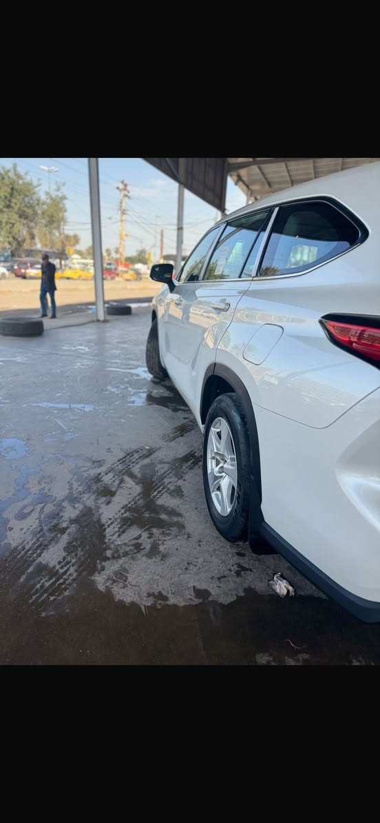 السلام وعليكم 
تيوتا هايلندر خليجية هايبرد وكالة عبداللطيف جميل موديل ٢٢ ماشية ٦٥ الف كيلو صبغ فقط الباب خلفي وربع دعامية امامية الباقي مكفولة سعر ٢٨ وبيه مجال حك جية العنوان بغداد

‭٠٧٨٨ ١٧٠ ٤٨٧٦‬
