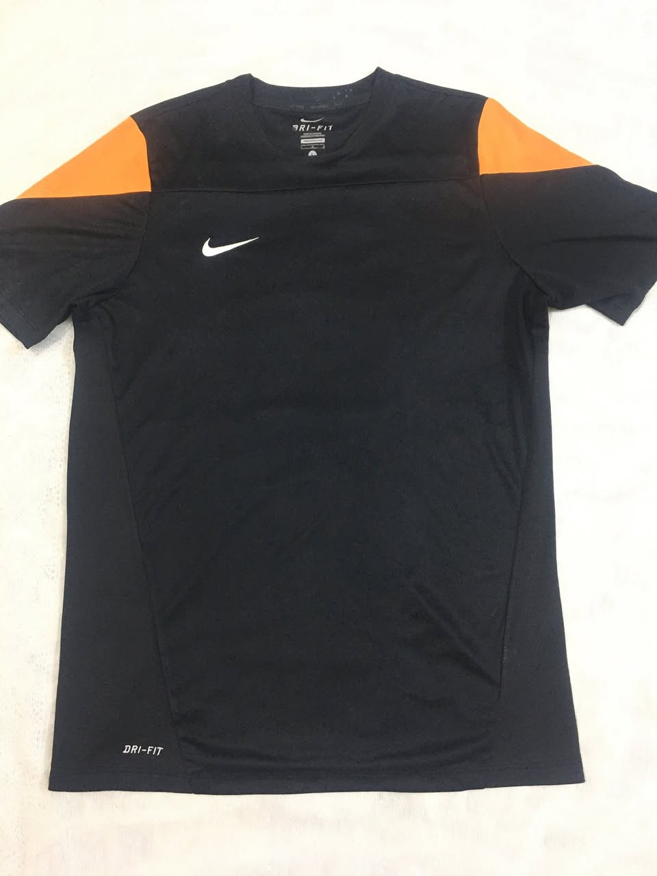 ماركه عالميه 
من نايك 
قطعتين اصليه ‏
تراك ترهيم شباب 
خامه ستن رياضي 
نظافه ميه بلميه 
قياس تيشرت -- L --
قياس البجامه -- 32 -- يلبس -- 34--
العنوان بغداد الجديده 
للحجز على الخاص واتساب ***********
يتوفر توصيل من شمال الي جنوب العراق ￼
