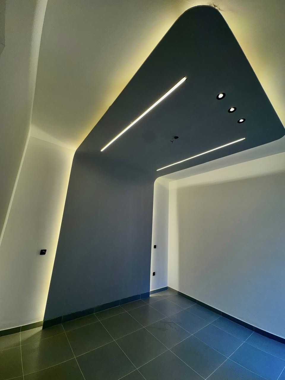 🏠#دار_للبيع   100متر واجهيه 6متر نزال/16متر
بناء طابق ونص  حديث 

يحتوي البيت. ع[ 2 غرف نوم -استقبال -صحيات  صالة- ومطبخ] البيت شغل درجة اولى 

مع الخدمات[ماي-كهرباء-تبليط]

🔴ملاحضه البيت جاهز للسكن 🔑

⬅️نوع العقار  طابو زراعي سند 25 اقرار محكمه 

⬅️العنوان #بغداد_الدوره_البوعيثه   

       مجمع السلطان ألثالث

🔴للاستفسار  خاص او الاتصال ع  الرقم ***********
