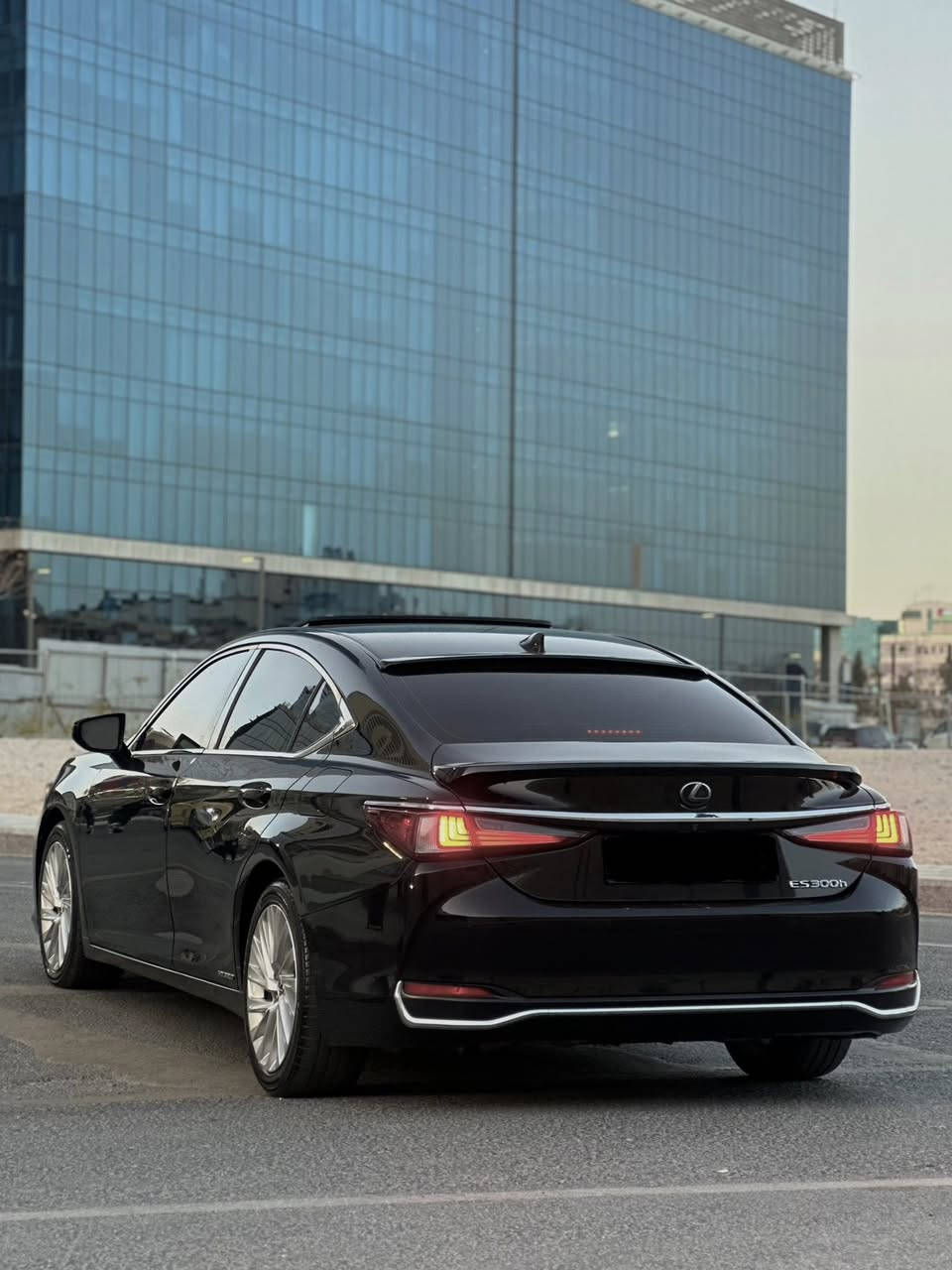 وارد الشركة المركزية – أعلى صنف
Lexus ES300h Hybrid – لكزس هايبرد

موديل 2019

لون أسود ملوكي مميز – فخامة وهيبة حضور

الفحص: 3 جيد

ضربة امام العجل غير موثره 

بدون ملاحظات بودي 

📍 وارد الشركة المركزية

⸻

⚙️ المواصفات الميكانيكية

• محرك 2500 CC هايبرد

• سعة 2.5 لتر – 4 اسطوانات

• قوة 215 حصان

• ناقل حركة E-CVT أوتوماتيك

• أوضاع القيادة (Eco – Normal – Sport – Snow)

⸻

🛡️ أنظمة الأمان

• 9 وسائد هوائية (أمامية – جانبية – خلفية)

• نظام فرامل ABS + دعم المكابح

• نظام الثبات الإلكتروني

• نظام المساعدة في المرتفعات

• مراقبة ضغط الإطارات

• نقطة عمياء

• حساسات أمامية وخلفية

• كاميرا خلفية

• مثبت سرعة + مثبت سرعة ذكي

• نظام حماية من السرقة

• نظام تثبيت مقاعد الأطفال

⸻

👑 الفخامة الداخلية

• مقاعد جلد فاخرة

• مقاعد كهربائية مع ميموري

• تدفئة + تبريد للمقاعد

مع مساج مقاعد

• مقود مدفأ جلد وخشب

• مقصورة تطعيم خشب فاخر

• ستارة / برادي خلفية كهربائية

• مكيف متعدد المناطق

• فتحات خلفية

• فتحة سقف إمالة وانزلاق

• دخول ذكي + تشغيل بصمة

• مسّاحات مطر أوتوماتيك

• إضاءة ترحيب

⸻

📺 التكنولوجيا والترفيه

• شاشة 12.3 إنش رئيسية

• شاشة 8 إنش معلومات

• ماوس تحكم بالشاشة

• نظام ملاحة

• Apple CarPlay + Android Auto

• بلوتوث + USB

• 10 سماعات صوت

• تحكم كامل من المقود

⸻

✨ الإضافات الخارجية

• جنوط 18 مميزة

• إنارة أمامية LED

• أنوار نهارية

• أضوية ضباب

• دعاسات جانبية

⸻

🔥 وارد الشركة المركزية يعني فرق كبير…

اللي بدو أعلى صنف فعلي ومواصفات كاملة يتواصل مباشرة

السعر : 23,800

الموقع : عمان - شفا بدران 

للتواصل : 0785965999


**إذا كنت صاحب هذا الإعلان وتريد حذفه لأي سبب، رجاءا أرسل رسالة إلى الدعم الفني**