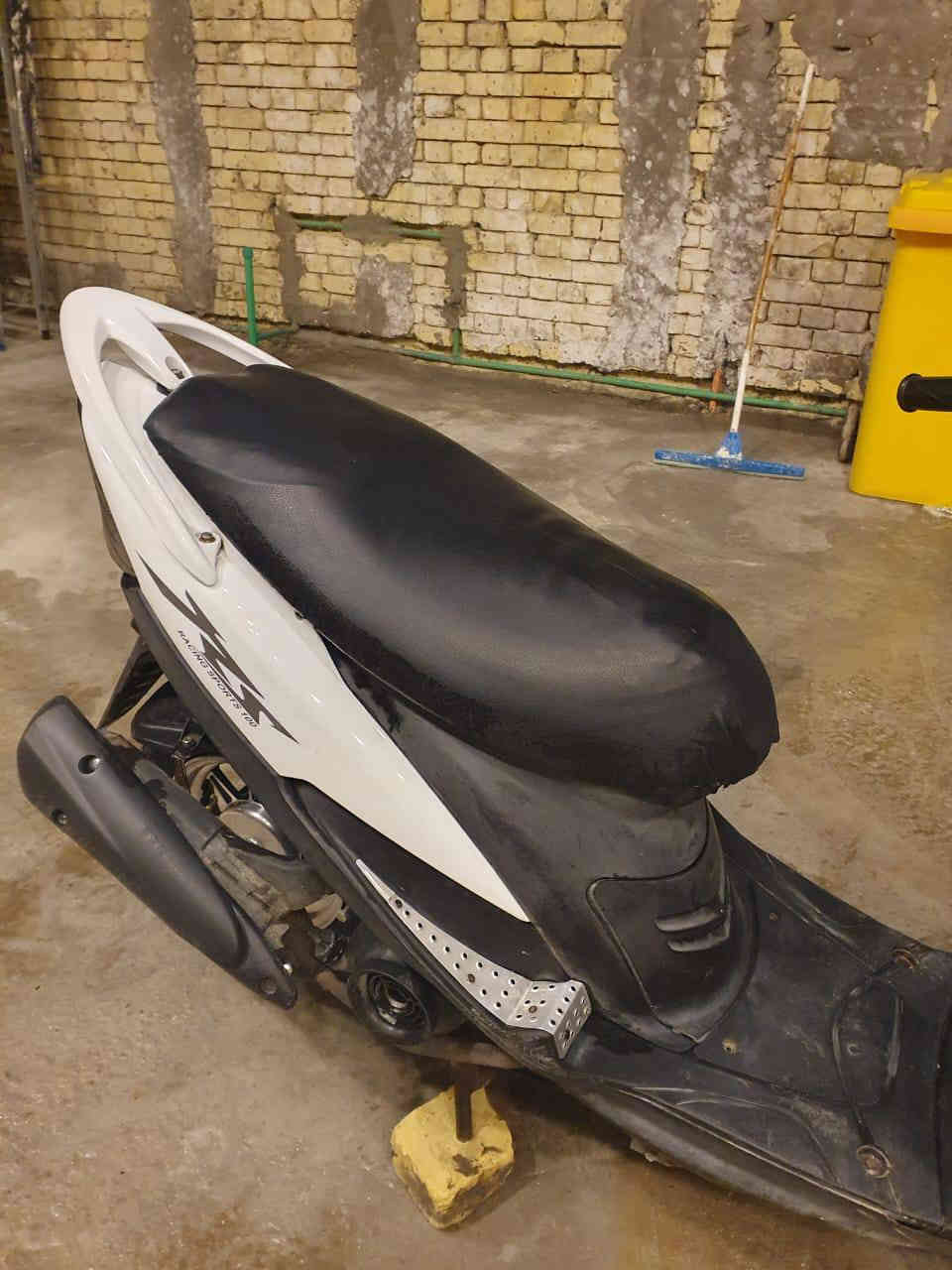 دراجه ماكس عدله 120 للبيع مفتوحه مره وحده
نظيفه صوتها ناعم سلف هندر اشاير كله شغال ويلات لون رصاصي اصليات + ويلات اسود بلاديات سعرها 600 وبيها مجال للشراي
للتواصل ***********
