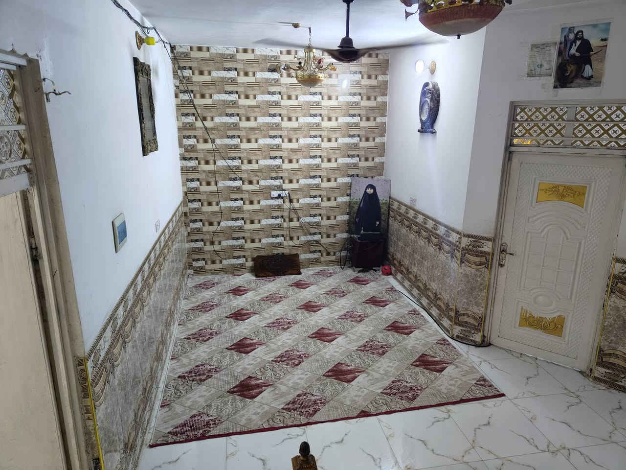 بيت للبيع المساحه500متر البناء 170متر طابقين الطابق الثاني سندويش الساحه الخارجيه كاشي الداخل بورسلين 
1الطابق الارضي صحيات خارجيه 
2غرف نوم عدد 2 + مطبخ حار + مطبخ بارد +صاله 
+حمام داخلي 
3 الطابق الثاني غرفتين نوم + حمام + صاله 
كاشي بناء حديث السقف سندويش 
4 القطعه الخارجيه 300 متر البناء استقبال خارجي 
8*5 السقف صب مسلح + غرفه + صحيات 
الساحه صب الشارع تبليط قريب على الشارع العام نهاية الخط الثاني للتواصل اكثر الاتصال على الارقام ***********
***********
