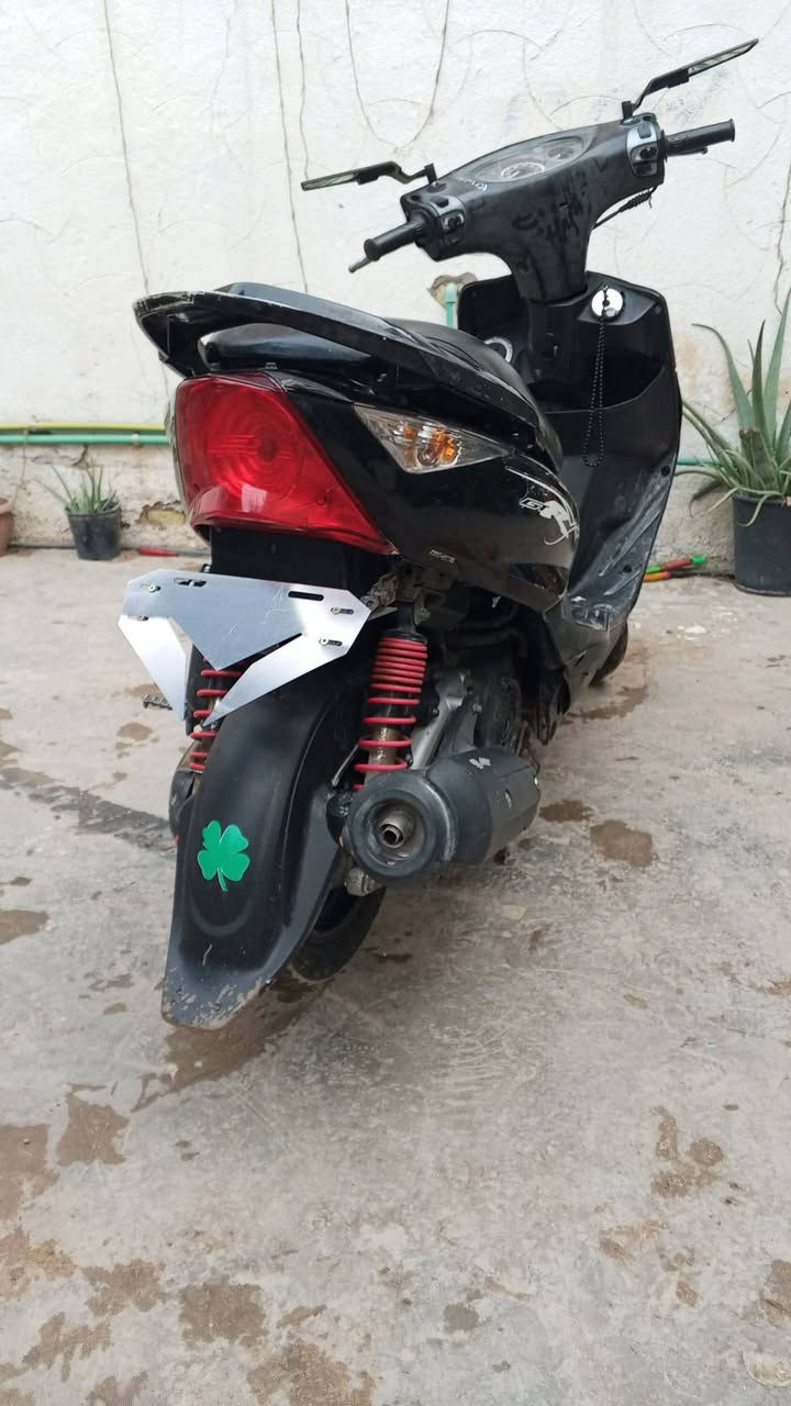 سلام عليكم شباب عندي دراجه للبيع ثعلب   كابريتر  دراجه صارلها 3 اشهر نازله من الرمبه دراجه شغاله وخير من الله  السعر 550  وبيها مجال  بسيط  العنوان الكاضميه الطي رقمي للتواصل ***********
