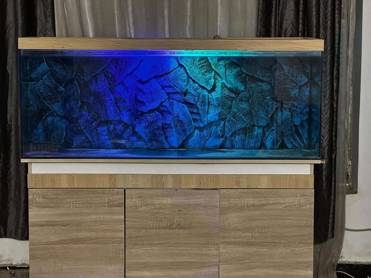 السلام عليكم
� حوض أسماك فاخر للبيع 🔹

📏 الأبعاد: ارتفاع 150 سم × عرض 120 سم × عمق 50 سم

📌 الحوض نظيف ومستخدم استخدام خفيف

🧱 خلفية حجرية 3D تعطي شكل فخم ومميز

💡 إضاءة LED ملونة (أزرق - بنفسجي - أخضر)

🪵 قاعدة خشب متينة وتصميم أنيق

✅ بدون كسر أو خدوش

📍 المكان: [ بغداد حي العامل ]

📞 للتواصل عالخاص أو واتساب: [***********]

فرصة للي يحبون يزينون بيوتهم بأحواض مميزة وجاهزة مباشرة للتركيب

ملاحظة السعر بي مجال بسيط
