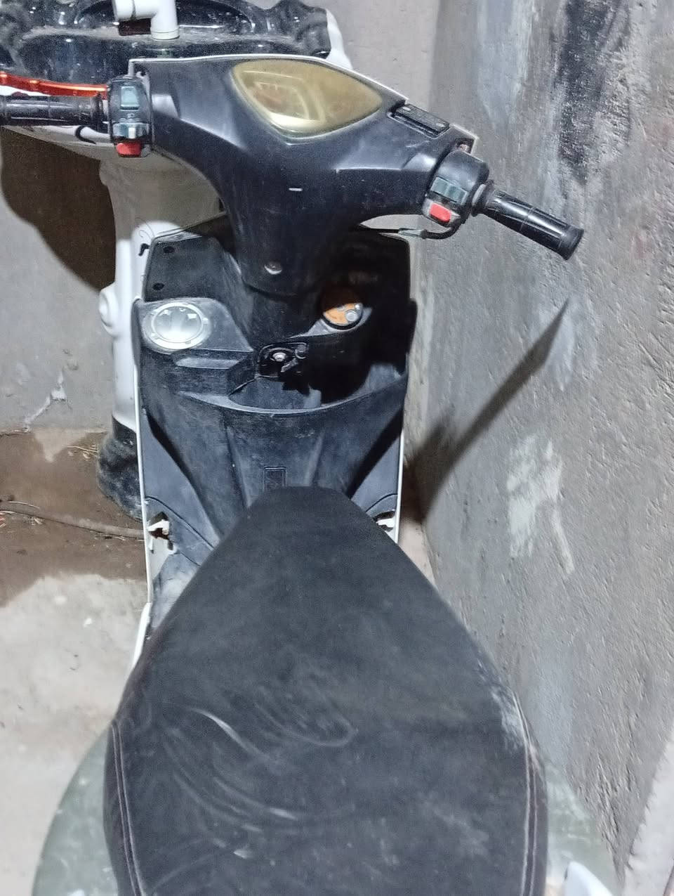 سلام عليكم وزوازه سكنس صيني عطلانه رايد لها كابريته وباتري وماله الهندر داخل وكفر داخلي محرك شغال ما ابي شي للبيع ب 250عنوان البصره الرقم ***********
