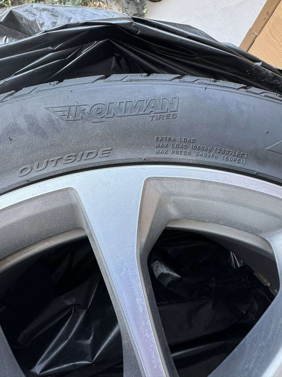 ويل اصلي مال 2024 BMW X5, X6واطارات عدد 4 حجم 275/45/20 الحاله نظيف جدا والتايرات فيتنامي انتاج 24 
مكاني بغداد حي القادسيه
السعر مناسب جدا
للاستفسار 
***********
***********
