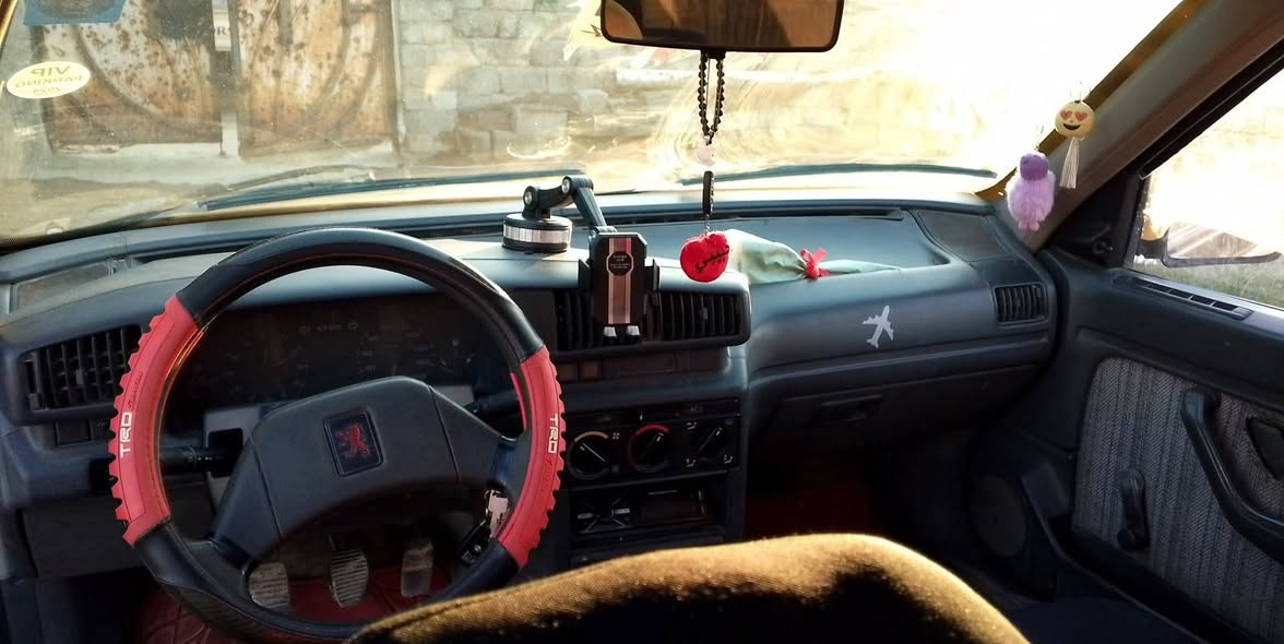 السلام عليكم بيجو 405فرنسي رقم دولي سنويه لل 2030 اني صاحبهه الشرعي 
سيارة كدام العين بدون صبغ ولا طخه محرك  وكيرــ باتري جديد  وايرمنيه كلهه شغاله تئدفئه شغاله  مسجل +اربع سماعات 

وترهم مراوس بفكترا هسب الاتفاق 

*********** للتواصل
