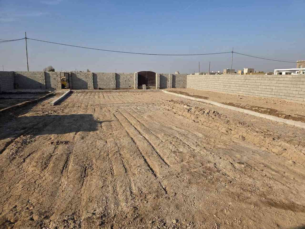 بيت مع دونم للبيع كوت حي الحكيم الثانيه يبعد عن الشارع 200م يحتوي علي اربع غرف نوم مع مطبخ وصاله واستقبال  بحاجه الي ارضيه البناء بلوك والسقف صب مسلح السعر ٥٥ مليون وبيه مجال للاستفسار مراجعة دلالية احمد السعيدي  بالقرب من حسينية ياسر خليفه الاتصال ع الارقام التاليه ***********
***********
