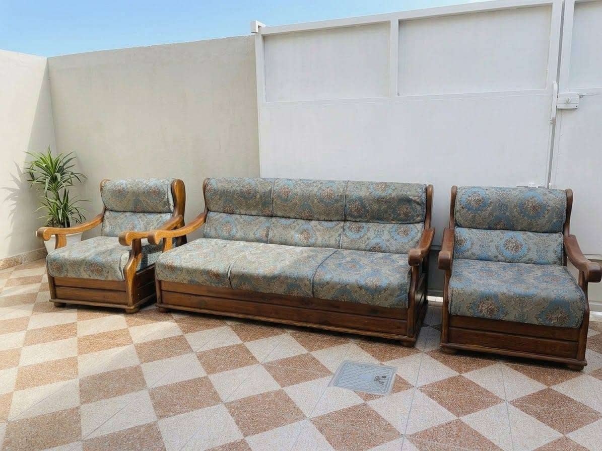 السلام عليكم.. نص تخم قنفات خشب (كلاسيكي) للبيع 🛋️
قنفة جرباية (تتسع لـ 3 أشخاص) + قنفتين مفردة (كراسي)
النظافة التخم نظيف بنسبه 80/100،
السعر 75 ألف 
الموقع بغداد ابو غريب
-----------------------------------------------------------------------
غسالة أوتوماتيك باناسونيك (Panasonic)
رايدها 100 الف 
للاتصال والاستفسار الاتصال على هذا الرقم 
7901880036
