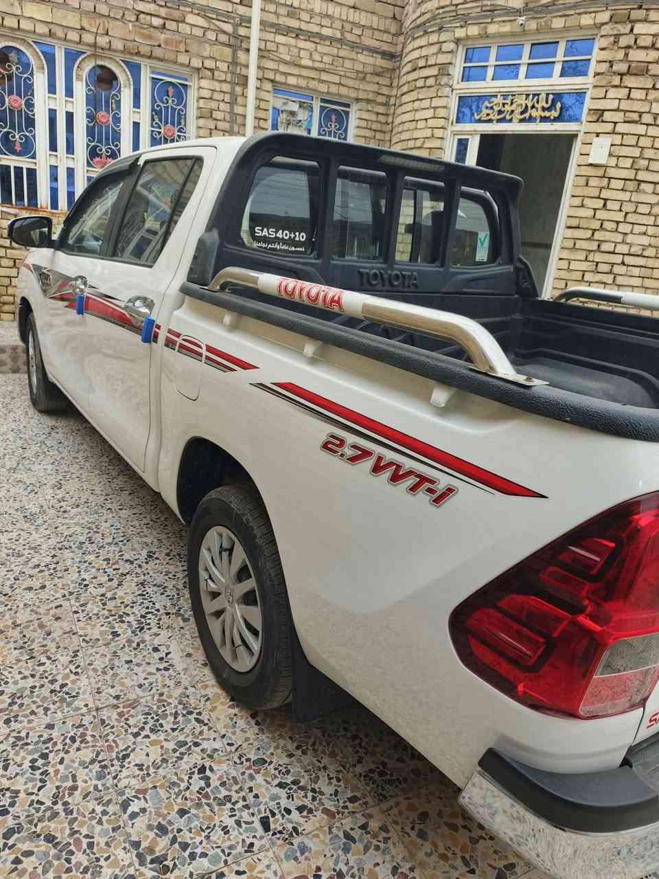 سلام عليكم تيوتا هيلوكس البيع موديل 2024 مكفوله كفاله عامه كير عادي ماشيه 62الف ميل  سعر 255 وبيها مجال مكان سياره ميسان العماره ***********
