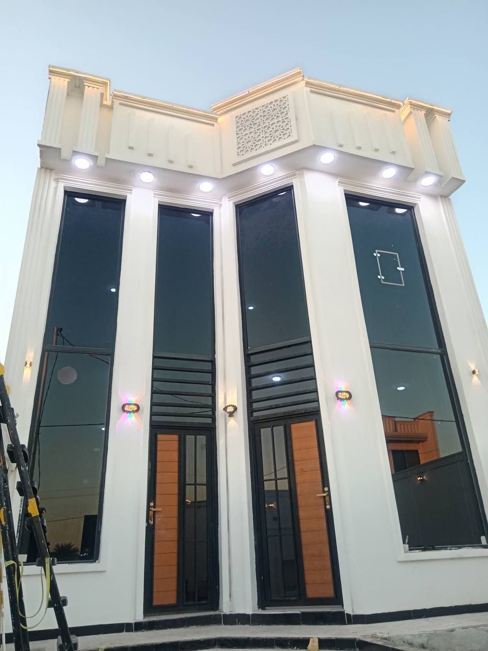 دار البيع المساحه ١٤٠ متر الواجهه ٧ ونزال ٢٠ يتكون من ستقبال ومطبخ وغرفه وهول صحيات  طابق الثاني يتكون من غرفتين نوم وبيتونه  وصحيتا خارجيه وداخليا لدار كلش حلو ومرتب  وشغل درجه اولى المكان حله ورديه قرب سيد موسئ سند  ٢٥ تحويل مباشر  السعر ١١٥ ومبي مجال قليل الاستفسار ع رقام التالي
***********        
 
***********
