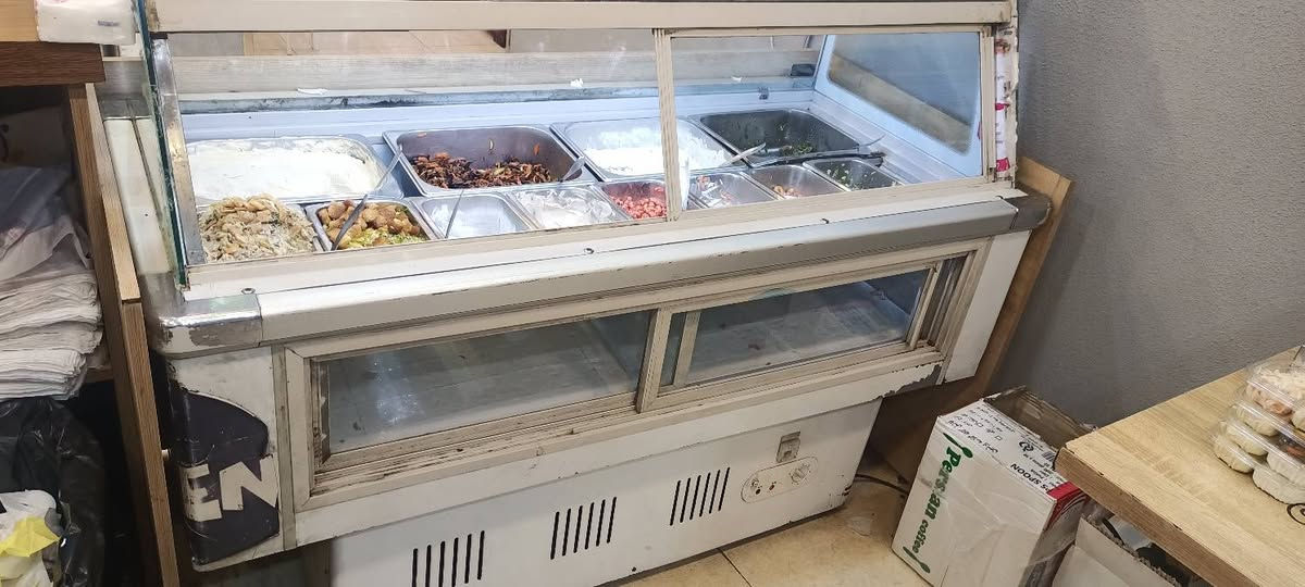 السلام عليكم
عارضة مقبلات للبيع 14 بلانك
ناقصهة بس غاز 
السعر 300
الاستفسار ***********
