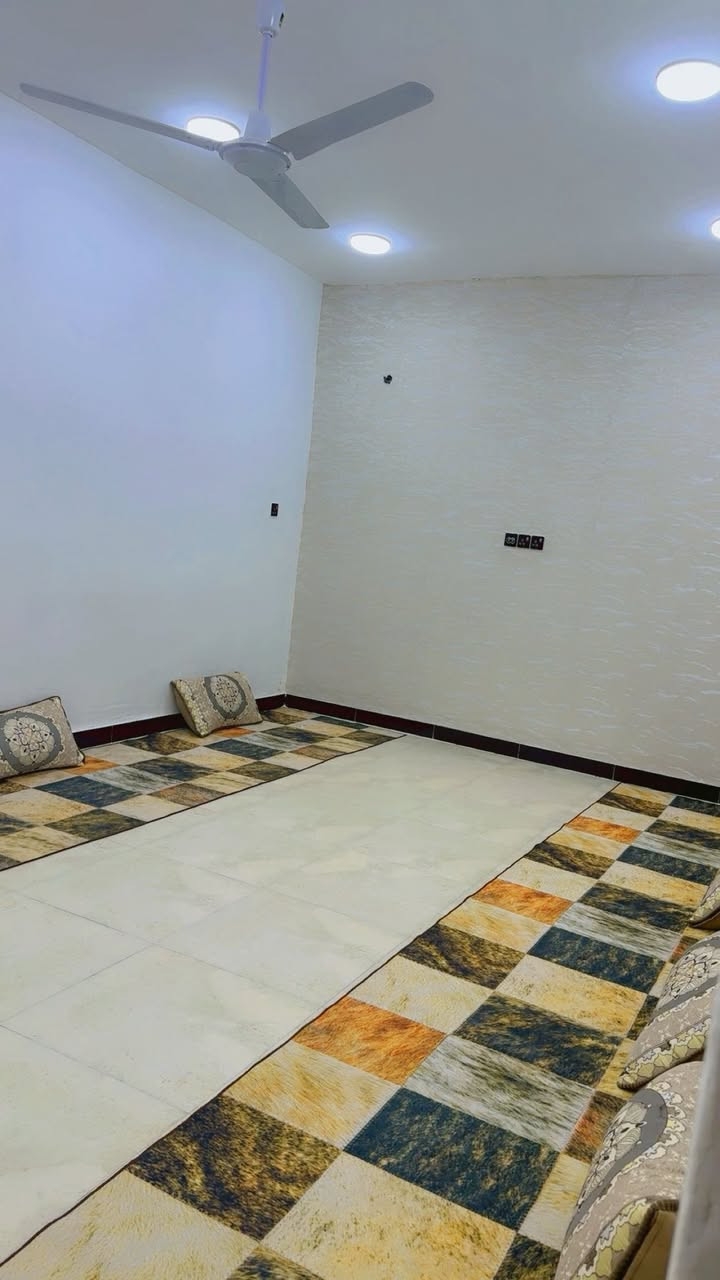 دار للبيع 200متر ركن قرب الشارع العام حي الشهداء  طابق ونص ***********سعر 170 وبيه مجال
