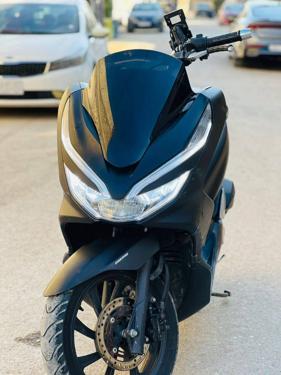 سلام عليكم للبيع دراجه PCx جيل ثالث  وارد كوري بصمة درجة حلو ونضيفة بمعنة الكلمة محرك برغي واحد مامفتوح بي كاملة مكملة مناقصهة شي كهربائيات كلهة شغالة السعر 1850 وبيه مجال بسيط انتة شراي خابرني وتدلل مو شراي لاتعبني والسوك كلشي بي واني خادم مكاني مدينة الصدر ***********
