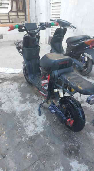 السلام عليكم دراجة شحن للبيع R9
كاملة كلشي شغال بس بطاريات تعبانة 
سعر 200الف للاستفسار***********
