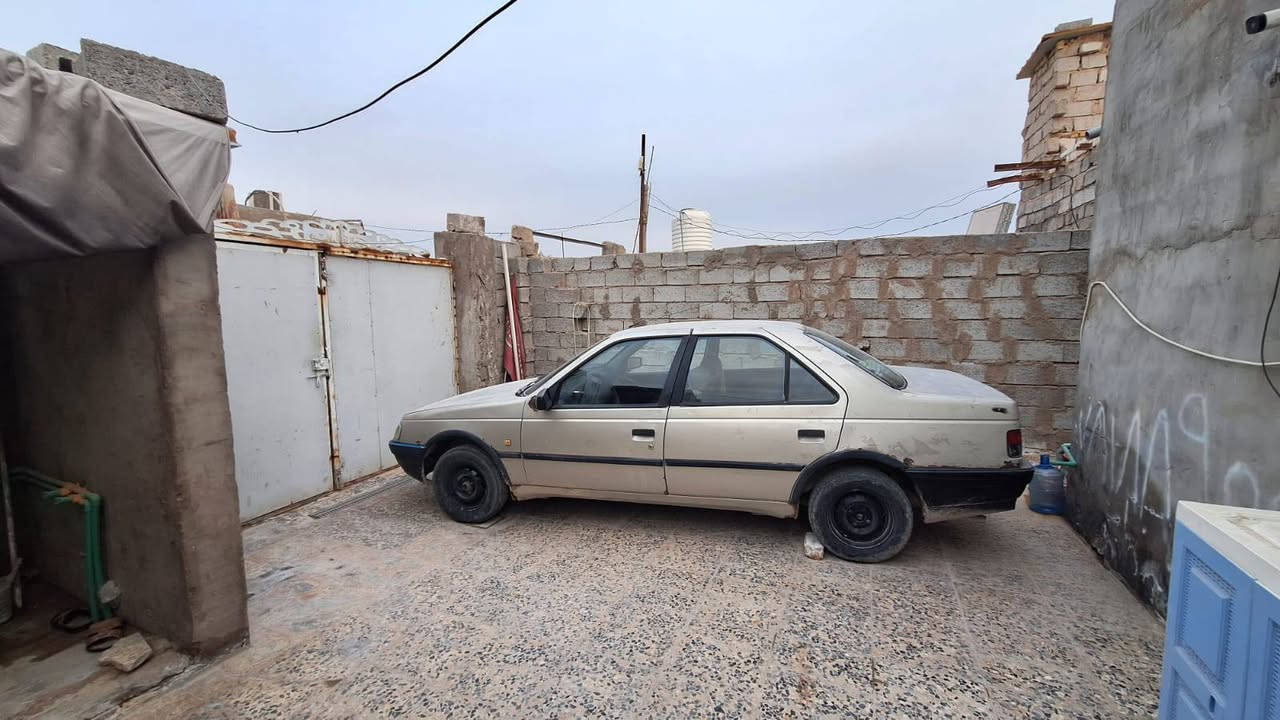 بيت للبيع  الموقع البراكيه قريب من دائره مكافحه المتفجرات شارع السبيس له جهتان جهه معمل السمنت وجههه شارع ابو صخيرر
مساحه 200 متر 

يوجد به كراج للسياره 
 استقبال صغير مشتملين 
مشتمل سقف كونكريت والثاني عگاده
السعر 35 وبي مجال للشراي 
للاستفسار 

*********** واتس 
***********
