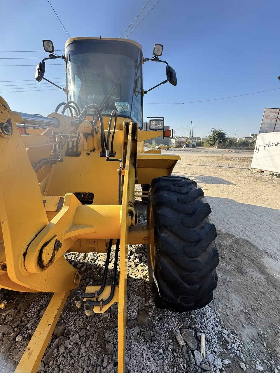 شفل كاوسكي دخول جديد موديل 2012
***********

بلادي ما معلة 

مكفولة كفالة عامة من الصبغ 

راس باتري ما مفتوح كلة علة وضع الشركة 

تخم تاير بلادي ياباني 

كير ميكانيك وليس كهربائي 

ساعات العمل 2000ساعة.
العنوان بغداد
