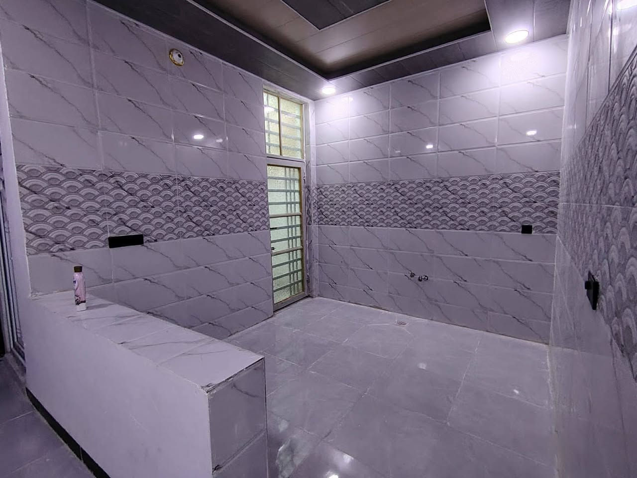 دار لايجار المساحة, 75متر
سعر 200 قفل
بناء حديث ودرجه أولى جاهز للسكن 
 يحتوي البيت عله غرفه وصاله ومطبخ وحمام
 موقع مميز مقابل ملحق قريه الغدير عله شارع الصب 

للستفسار اتصال او واتساب 
‏‪  ***********
