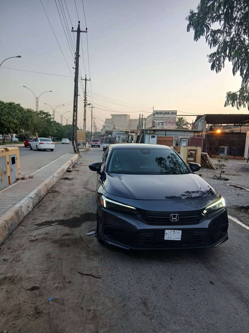 السلام عليكم للبيع هوندا سفيك موديل 23 عادي  بانزين لون فيلي حادث خفيف بدون دواخل قطعة وحدة بنيد مبدل بدون رقم  
العنوان سامراء 
***********

