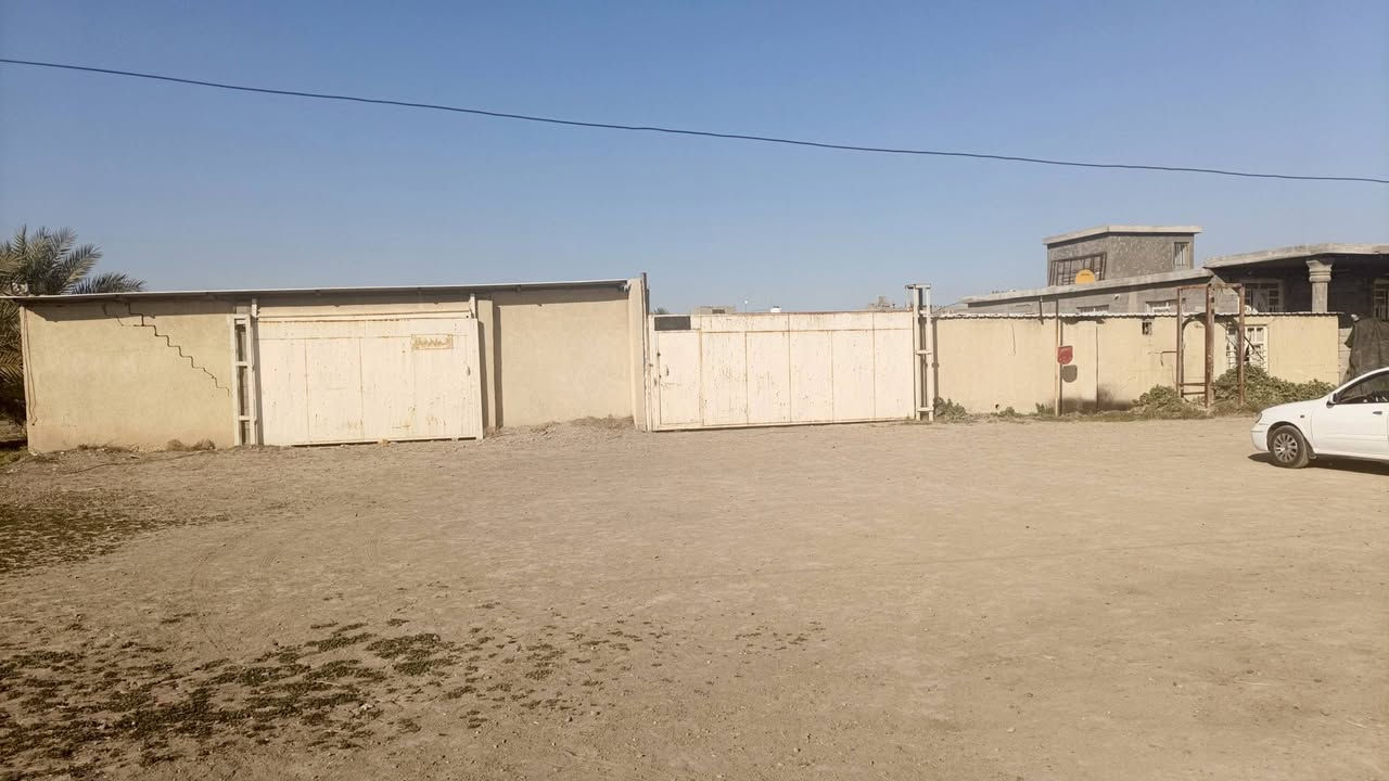 السلام عليكم 
الارض موقعها ابو غريب الشيحه قرب محطه جوهره العدنان تبعد عن الخط السريع حوالي خمس دقائق وعن الغزاليه عشر دقائق مساحه الارض دونمين ونص واقع حال في السند دونمين تحتوي ع حقل ابقار يتسع لاكثر من ٣٠٠بقره والاغنام وايضا يوجد فيها حقل لزراعه الافطر وتحتوي ع غرف للعمال عدد الغرف ٣ بس الغرف بناء عادي  يعني ع كد اداره المزعه لان جانت مخصصه للحيوانات اكرمك الله والماء والكهرباء متوفر فيها والمدرسه قريبه كلش عليها والمسجد مقابيل المزرعه  اما صنف الارض 17 
***********
